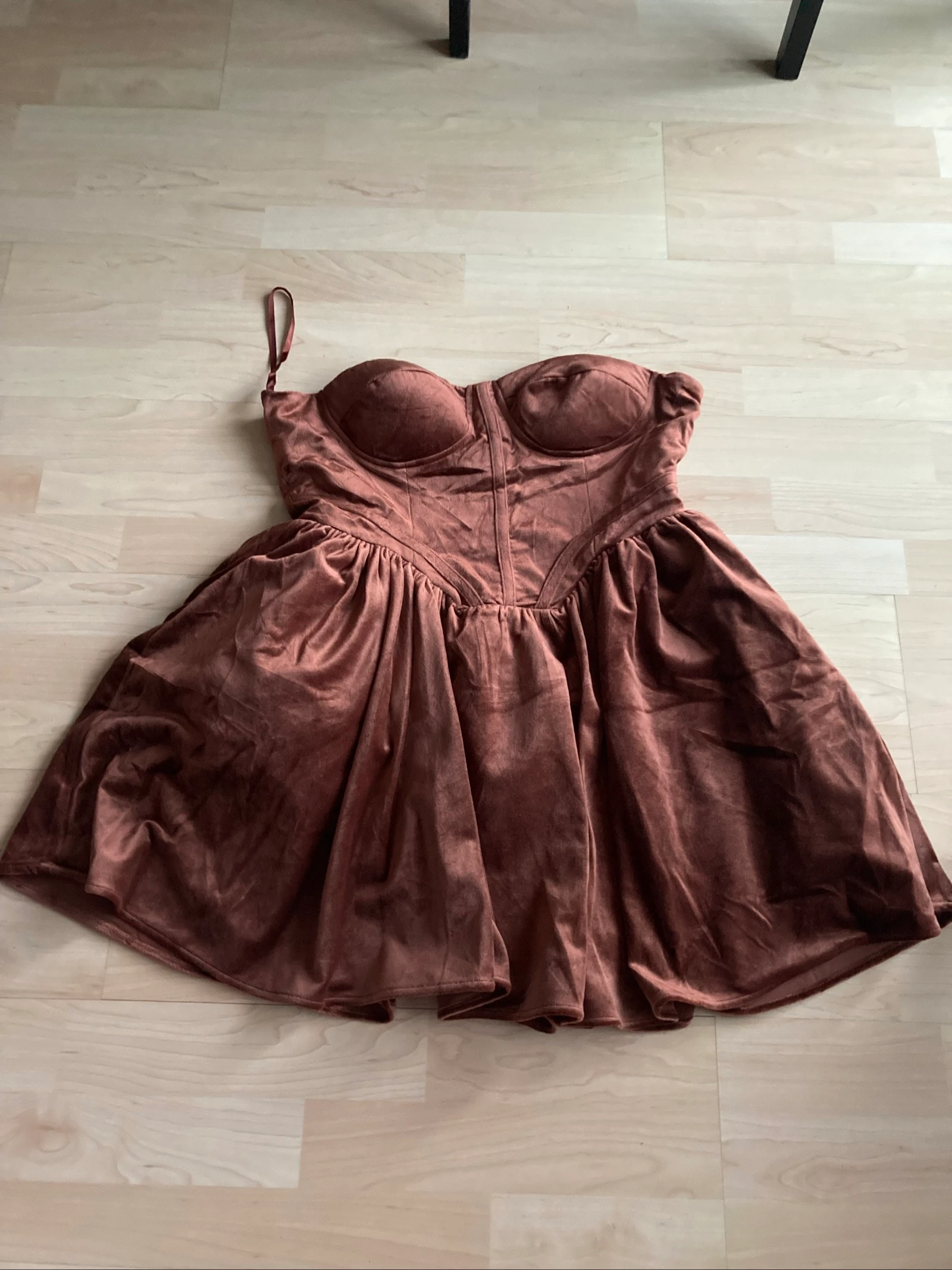 Très jolie robe bustier en velours taille 40
